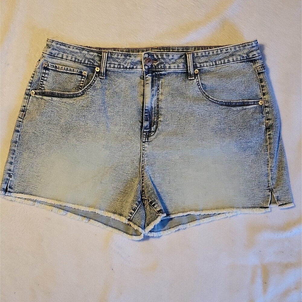 No Boundaries Raw Hem, Light Wash Shorts, Size  21